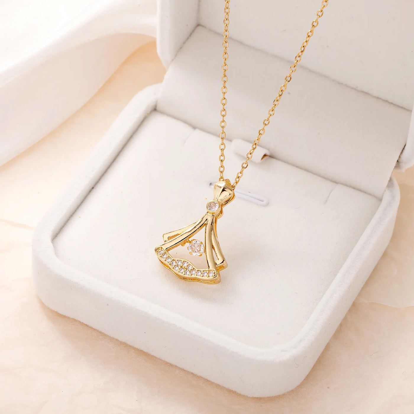 Rhinestone Decor Pendant Necklace